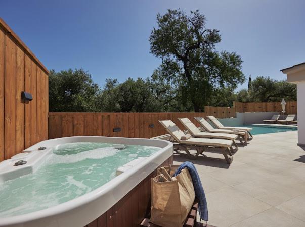 Kato Yerakarion Galadriel Villa With Private Pool & Jacuzzi מראה חיצוני תמונה